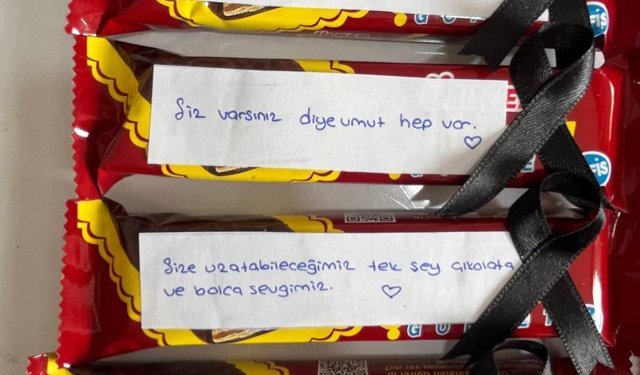 Öğrenciler, üzerine notlar yazdıkları çikolataları öğretmenlerine ikram etti