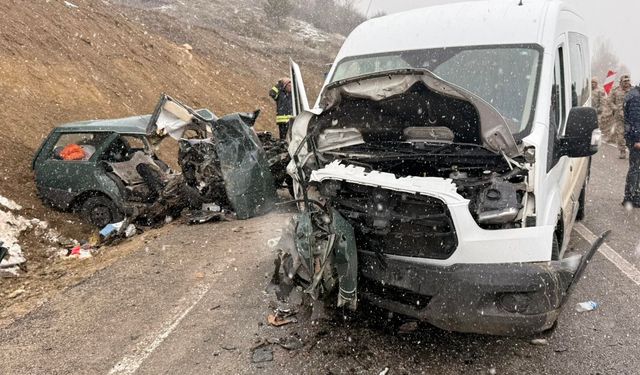 Öğretmenleri taşıyan servis minibüsü ile otomobil çarpıştı: 1 ölü, 9 yaralı