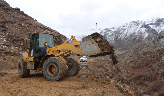 Oltu'da kar ve yağmur heyelana yol açtı
