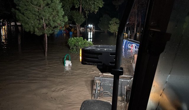 Osmaniye'de sağanak nedeniyle Savrun Çayı ve Bülbül Deresi taştı; sele kapılan otomobilde 2 kişi mahsur kaldı: (2)