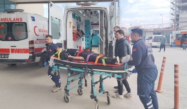 Otomobile arkadan çarpan motosikletteki 2 kişinin yaralandığı kaza kamerada