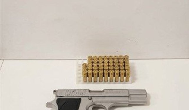 Pendik'te balkonda silah şarjörüne mermi dolduran şüpheli yakalandı