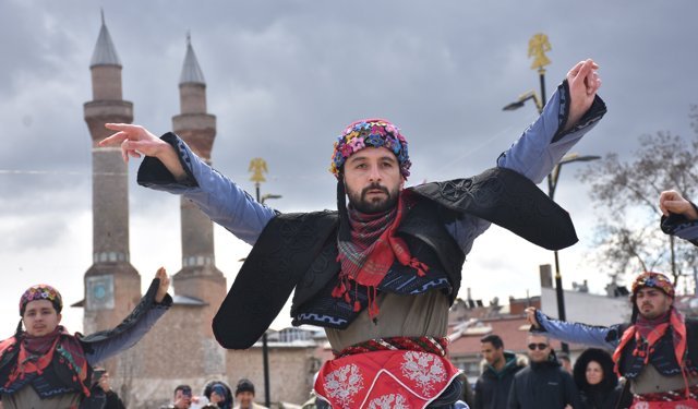Polislerden helikopterde 'üzüm salkımı' gösterisi