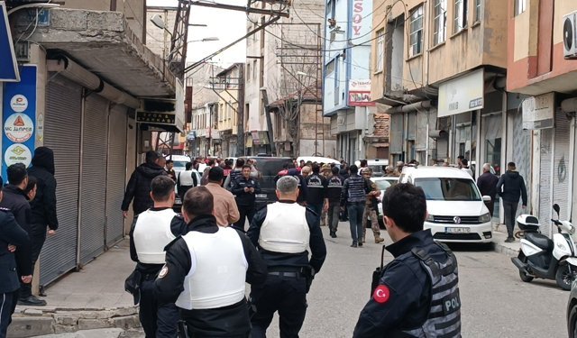 Polisleri görünce 5 kişiyi rehin alan cezaevi firarisi, ikna edilip gözaltına alındı