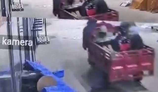 Prefabrik çarşıdaki ayakkabı hırsızlığı kamerada