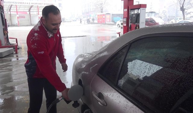 Rüzgârda dolanan bayrağı düzeltmek için 15 metrelik direğe tırmandı; o anlar görüntülendi