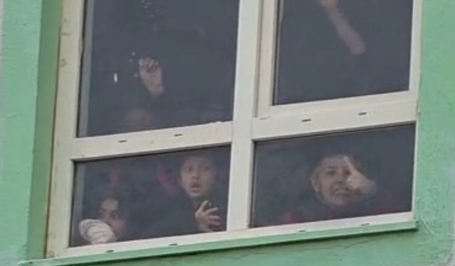 Sağanakta göle dönen sokakta yüzdü (2)