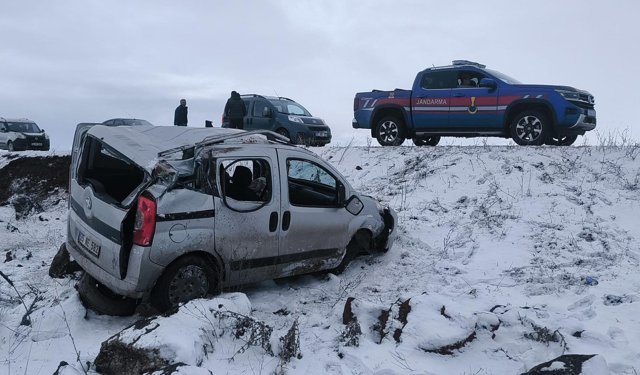 Şarampole devrilen hafif ticari araçtaki baba-oğul yaralandı