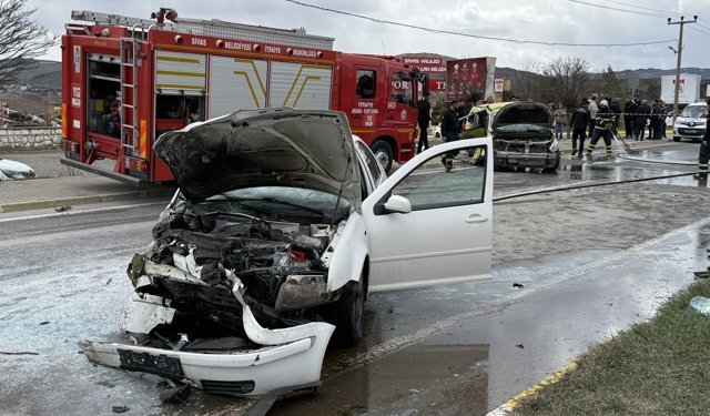 Sivasspor tesisleri önünde otomobil, taksiye çarptı: 4'ü futbolcu 6 yaralı
