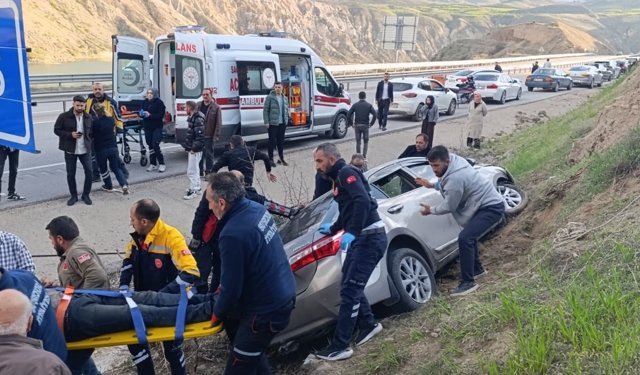 Sivas'ta otomobil şarampole devrildi: 3 yaralı