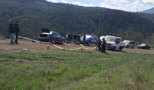 Tamir etmek istediği otomobilin altında kalarak öldü