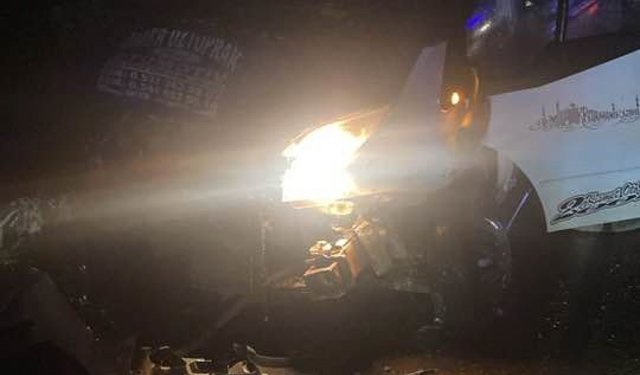 TIR ile kamyonet çarpıştı: 1 ölü,1 yaralı