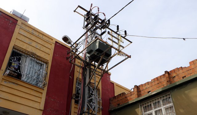 Trafoya takılan uçurtmasını almak isterken akıma kapılan çocuk ağır yaralandı; babadan ihmal iddiası