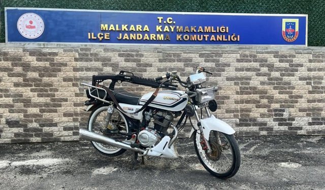 Tüfek ve motosikleti sanal medyada 'ikisi de ruhsatsız' notuyla paylaşan 2 kişiye gözaltı
