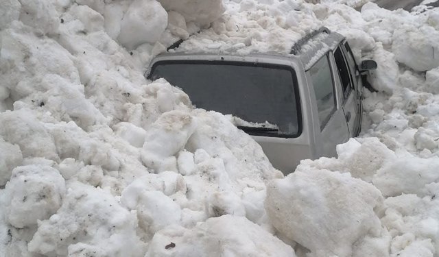 Üzerine çığ düşen araçtan kenti imkanlarıyla çıktılar
