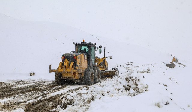 Van'da kardan kapanan 93 yerleşim yerinin 39'u ulaşıma açıldı