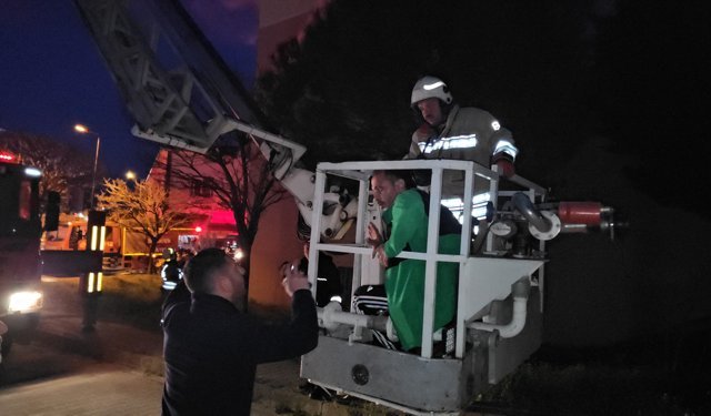 Yangında 4'üncü katta mahsur kalan kişi, merdivenli araçla kurtarıldı