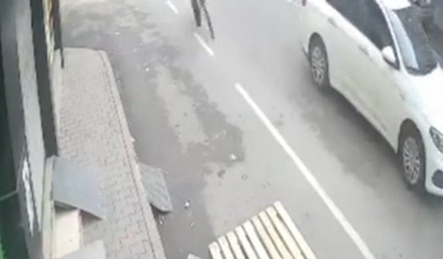 Yol kenarındaki paletlere çarpan bisikletin sürücüsü takla atıp düştü