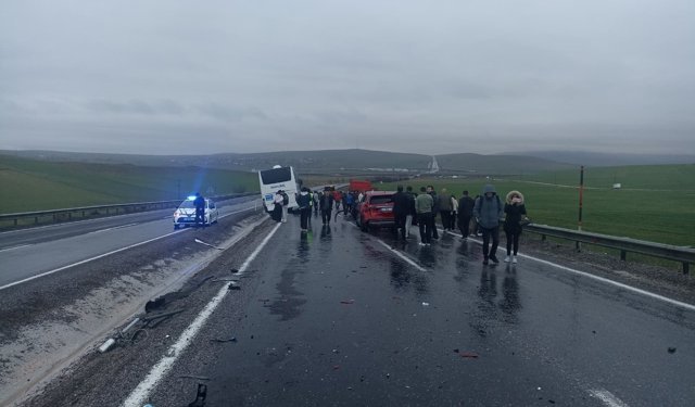 Yolcu otobüsü 10 araca çarparak durabildi: 7 yaralı