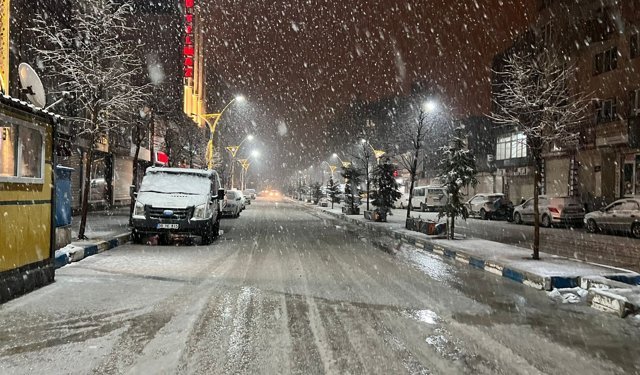 Yüksekova, kar yağışıyla beyaza büründü