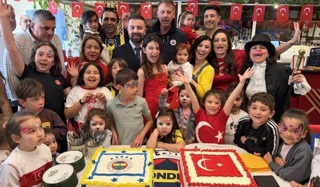 İngiltere’de Çocuklar Atatürk Coşkusunu Yaşadı