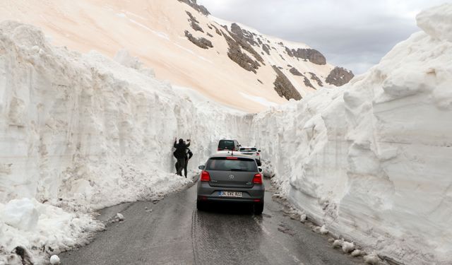 5 aydır kapalı olan Van-Bahçesaray yolu fiziki olarak açıldı