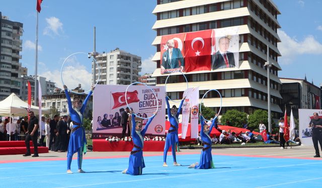 Adana'da 19 Mayıs coşkusu; Down sendromlu gençten Türk bayraklı gösteri