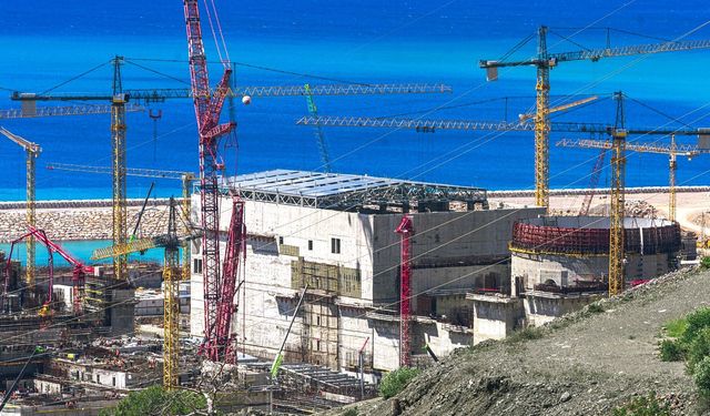 Akkuyu NGS'nin 3'üncü Güç Ünitesinin makine dairesine ana köprülü vinç yerleştirildi
