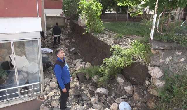 Amasya'da istinat duvarının çökme anı kamerada
