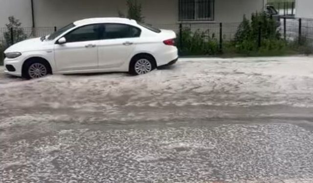 Ankara'da göle dönen yolda olta ile balık tutmaya çalıştı