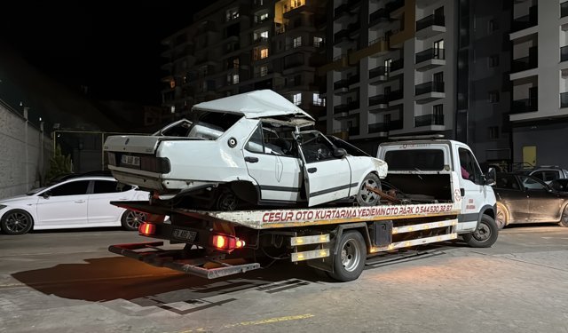 Apartmanın bahçesine düşen otomobilden atlayarak kurtuldular