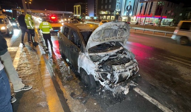 Avcılar D-100 Karayolu'nda seyir halindeki otomobil alev alev yandı