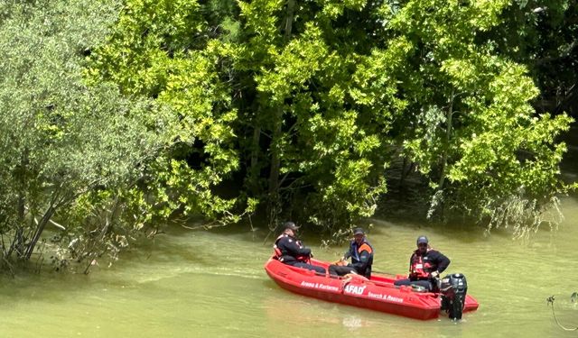 Balık tutarken nehre düşen kişiyi arama çalışmaları sürüyor