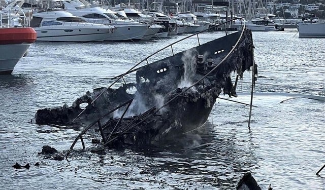 Bodrum'da marinadaki yangında batan 7 motoryatın enkazı kaldırıldı
