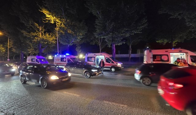 Bursa'da otomobil, kırmızı ışıkta bekleyen otomobile çarptı: 3 yaralı