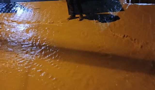 Bursa'da sağanak hayatı olumsuz etkiledi bazı evleri su bastı