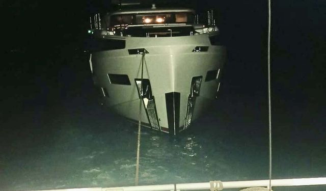 Çanakkale Boğazı'nda sürüklenen tekne kurtarıldı