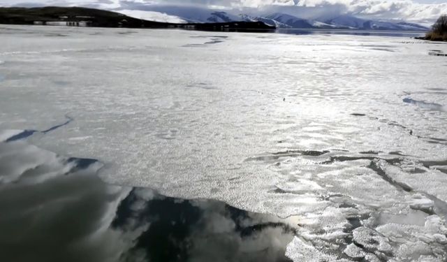 Çıldır Gölü'nün yüzeyindeki buzların çözülmesi dron kamerasında