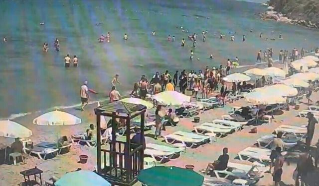 Denizde boğulma tehlikesi geçiren Çinli turist kurtarıldı; o anlar kamerada
