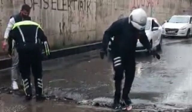 Diyarbakır'da sağanakta tıkanan mazgalları polisler temizledi