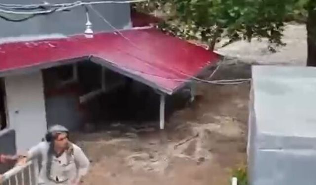Doğu Akdeniz'de sağanak; caddeleri su bastı (2)