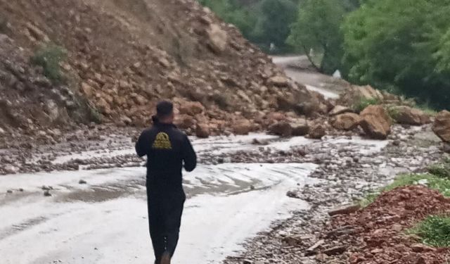 Doğu Akdeniz'de sağanak; caddeleri su bastı