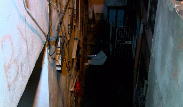 Eyüpsultan'da 3 katlı binada yangın: 2'si çocuk 4 yaralı