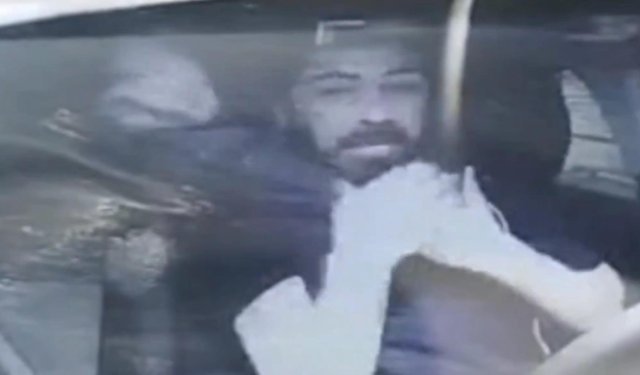 Eyüpsultan'da boynuna ip geçirerek darbettikleri taksiciyi gasbettiler; o anlar kamerada