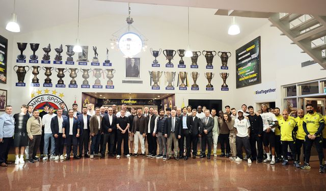 Fenerbahçe'de başkan Saran ve yöneticiler, A takımla yemekte bir araya geldi
