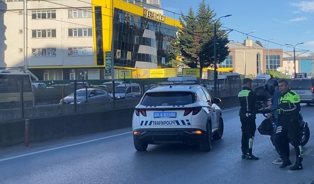 Gaziosmanpaşa'da yolun karşısına geçmek isteyen motosikletliye tramvay çarptı