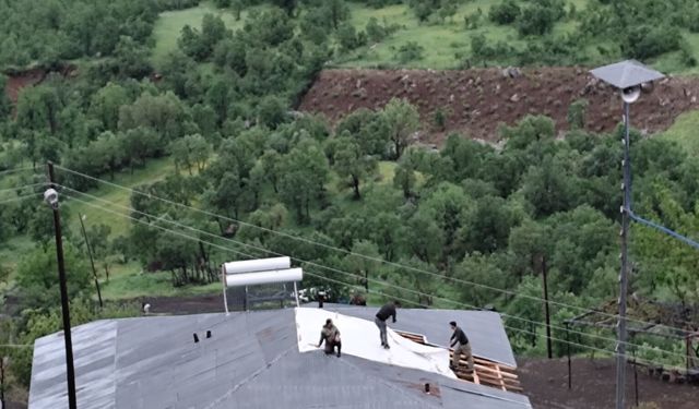 Hakkari'de fırtına; çatılar uçtu, seralar zarar gördü