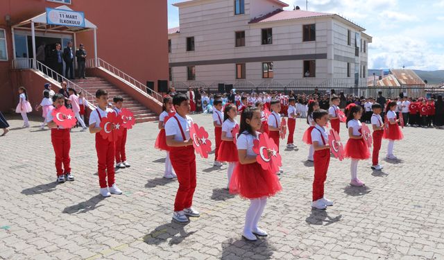 İlkokul öğrencileri, ertelenen 23 Nisan'ı gösterilerle kutladı
