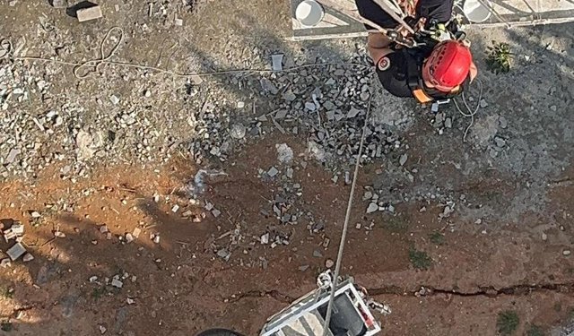 İskelede asılı kalan 2 işçi itfaiye tarafından kurtarıldı
