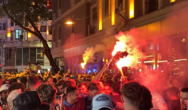 İstanbul'da Aston Villa taraftarları şampiyonluğu kutladı